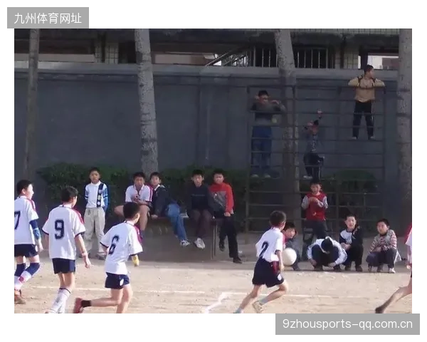 足球球队打出“无球跑动”艺术般的配合